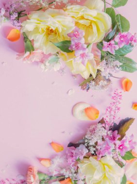 Pembe kağıtta yaz çiçeklerinin çerçevesi