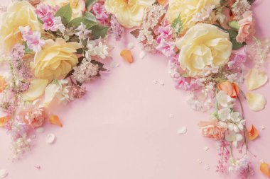 Pembe kağıtta yaz çiçeklerinin çerçevesi