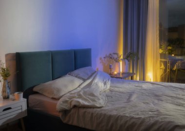 Gece yatak odasında çok güzel dekorasyonlar var.