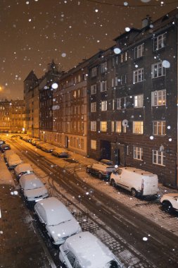 Eski kasabada kar yağan kış gecesi