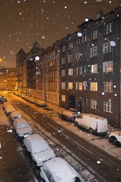 Eski kasabada kar yağan kış gecesi