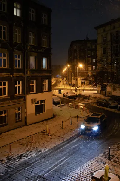 Kasabada kar yağarken kış gecesi