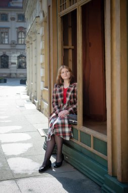 Avrupa şehrinde klasik takım elbiseli güzel bir kadın.