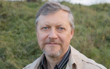 Gülümse olgun adam. Kapat kapıyı.