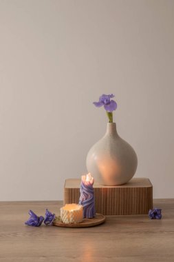 Doğal tonda bir vazoda çevre dostu çiçek aranjmanı