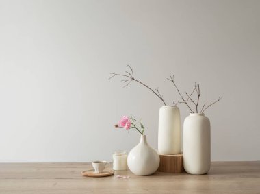 Doğal tonda bir vazoda çevre dostu çiçek aranjmanı