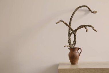 Kurumuş bitkilerle dolu tahta bir masada hayat.