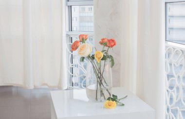 Beyaz masada vazoda gül