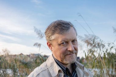 Arkaplanda olgun bir adam gibi gülümse.