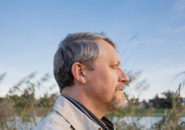  Arkadaki olgun adam gökyüzünü kapat.