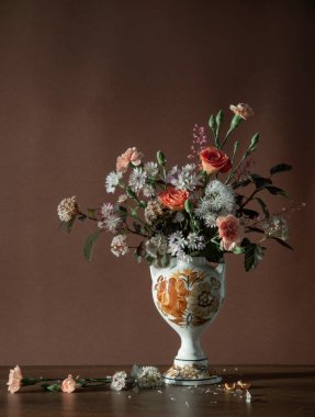 Koyu arkaplanda seramik vazoda yaz çiçekleri