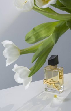 Wroclaw, Polonya, 18 Nisan 2025: Yves Saint Laurent Libre Yoğun Eau de Parfüm Kokusunu beyaz masadaki beyaz çiçekli