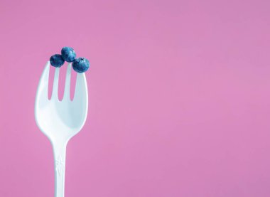 büyük beyaz plastik çatallı yaban mersini