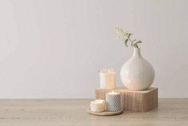 Doğal tonda bir vazoda çevre dostu çiçek aranjmanı