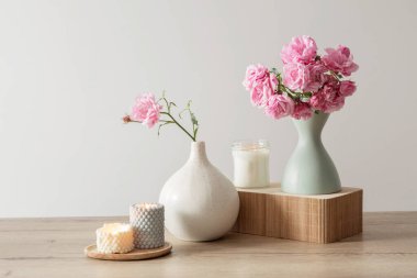 Doğal tonda bir vazoda çevre dostu çiçek aranjmanı