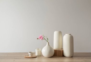 Doğal tonda bir vazoda çevre dostu çiçek aranjmanı