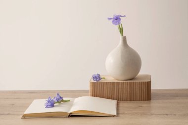 Doğal tonda bir vazoda çevre dostu çiçek aranjmanı