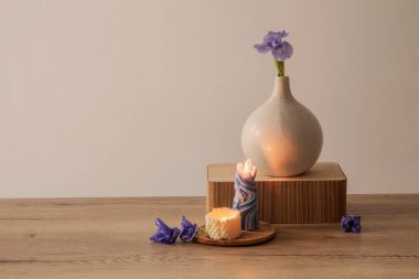 Doğal tonda bir vazoda çevre dostu çiçek aranjmanı