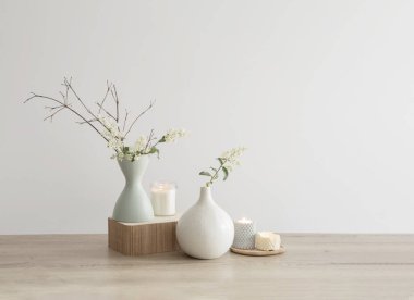 Doğal tonda bir vazoda çevre dostu çiçek aranjmanı