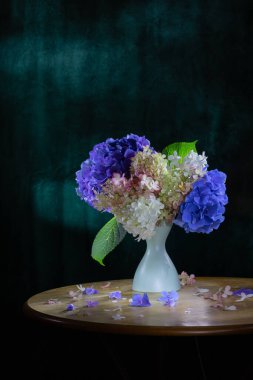 mor; mavi; yuvarlak; perde; kadife; kadife; natürmort; natürmort; doğum günü; hortensiya; kırılganlık; düzenleme; rustik; demet; pembe; çiçek vazosu; ışık; mevsim; ahşap; arkaplan; demet; süsleme;