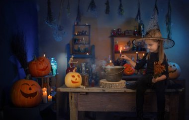 Cadılar Bayramı süslemeleri ile güzel küçük cadı