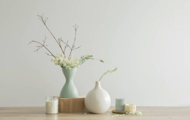 Doğal tonda bir vazoda çevre dostu çiçek aranjmanı