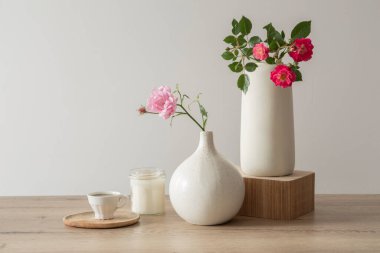 Doğal tonda bir vazoda çevre dostu çiçek aranjmanı