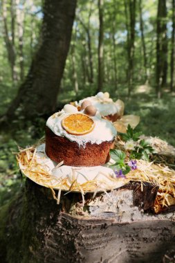 Dışarıda güneş ışığında paskalya pastası.