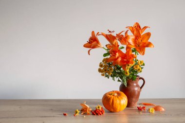portakal çiçekleri ve sonbahar süslemeleri ahşap masada.