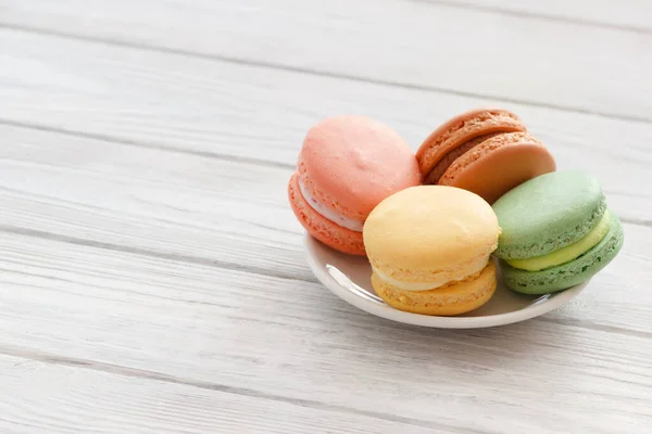 White Wooden Background Colorful Macaroons Plate Wooden Table Copyspace Area — Stock Photo, Image
