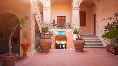 Pimm 'in restoranı ve klasik İtalyan stili dekorasyonlu klasik bina girişi.