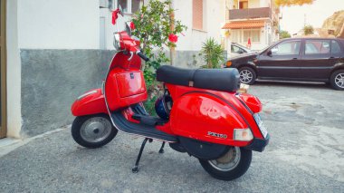 İtalyan Vespa scooter 'ı dairelerin yakınına park edilmiş, İtalya' da geleneksel ulaşım.