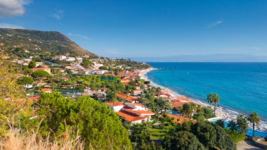 Capo Vaticano köyü yakınlarındaki Santa Maria köyünde tatil evleri. İtalyan deniz manzaralı tatil manzarası