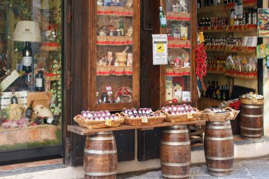 Güney İtalya 'nın geleneksel hediyelik eşya ve market marketi. Eski tarz cephe ve dekorasyon, Tropea şehri