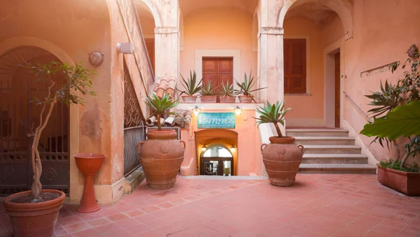 Pimm 'in restoranı ve klasik İtalyan stili dekorasyonlu klasik bina girişi.