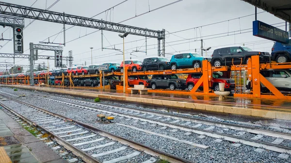Der Güterzugverkehr Mit Vielen Neu Produzierten Waggons Auf Dem Bahnhof — Stockfoto