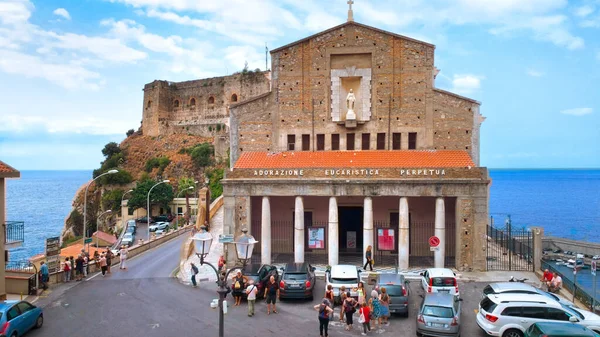 玛丽亚 伊马科拉塔 教堂附近的游客 免版税图库图片