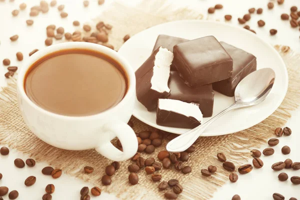 Чашка Кофе Шоколадными Конфетками Молочной Начинкой — стоковое фото