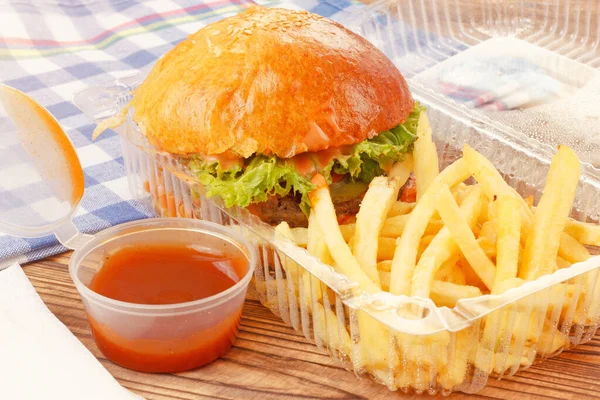 Déjeuner Avec Hamburger Paquet Avec Pommes Terre Frites Sauce Tomate — Photo