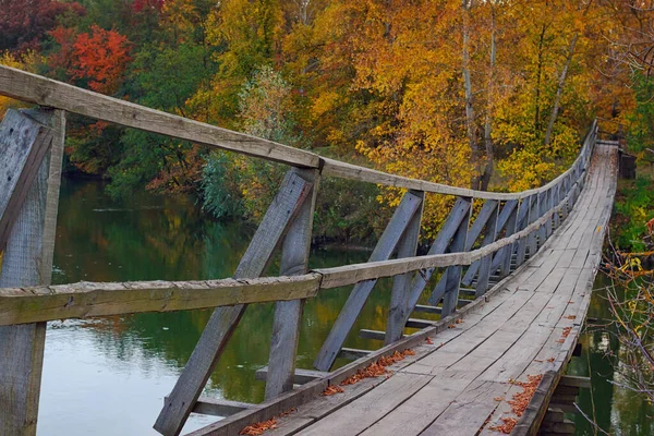 Висячий Деревянный Мост Реке Осенними Деревьями — стоковое фото