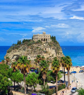 Tropea kasabasındaki Rock 'taki kilise. Santa Maria Dell Isola Sığınağı.