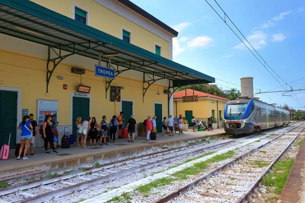 Bahnhof Der Stadt Tropea Süditalien Kalabrien Zugankunft Zum Bahnhof Von — Stockfoto