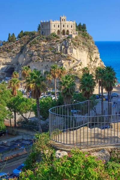 青い海の岩の上にサンタ マリア イゾラ教会の聖域の眺め 南部イタリア カラブリア州トロピー町の景観 — ストック写真