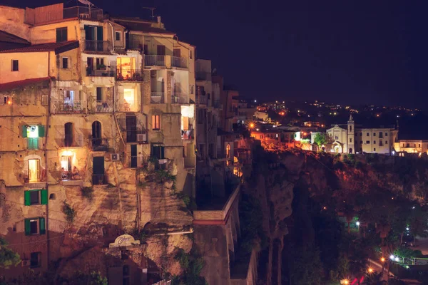 意大利南部Tropea镇的夜间照明 靠近海岸线的岩石山上的古老建筑 图库图片