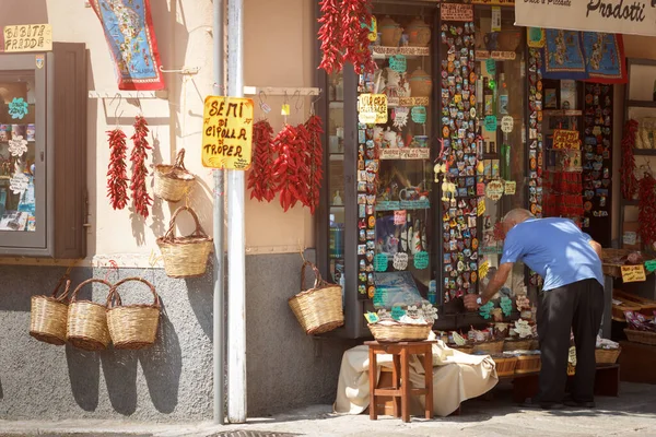 Παλιά Πωλητής Κάνει Διακόσμηση Του Παραδοσιακού Καταστήματος Βιτρίνα Σουβενίρ Πολλά Φωτογραφία Αρχείου