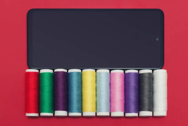 Smartphone Con Conjunto Hilos Lana Colores Pantalla Para Mostrar Hobby — Foto de Stock