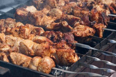 Shashlyk domuz eti dışarıda ızgarada pişiyor. Yanan et parçaları..