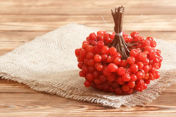 Viburnum Berry Branche Faisceau Sur Table Bois Tissu Toile Jute Photo De Stock