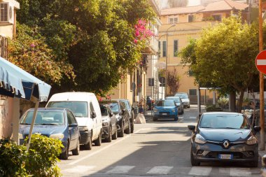 Tropea sokaklarından birinin genel manzarası. Tipik modern Güney İtalya caddesi yazın arabalar ve ağaçlarla