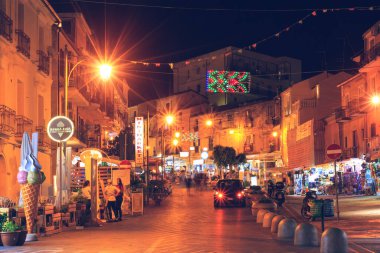 Tropea 'nın Gece Sokağının uzun süreli etkisi var. Güney İtalya, Calabria 'da yaz tatili ve turizm